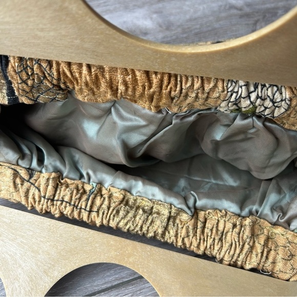 Elegant Beige Patterned Handbag - Picture 5 of 10